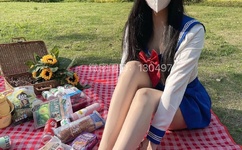 他趴在她两腿之间疯狂添漫画